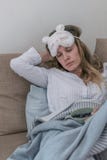 Junge Frau entspannt sich auf der Couch lizenzfreies stockfoto Junge Frau entspannt sich auf der Couch lizenzfreies stockfoto