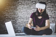 Junge Frau haben Spaß im Kopfhörer der virtuellen Realität oder 3d in den Gläsern pl stockfoto Junge Frau haben Spaß im Kopfhörer der virtuellen Realität oder 3d in den Gläsern pl stockfoto
