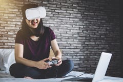 Junge Frau haben Spaß im Kopfhörer der virtuellen Realität oder 3d in den Gläsern pl stockbilder Junge Frau haben Spaß im Kopfhörer der virtuellen Realität oder 3d in den Gläsern pl stockbilder