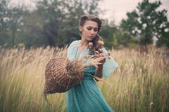 Junge Frau im goldenen Weizen lizenzfreies stockfoto Junge Frau im goldenen Weizen lizenzfreies stockfoto