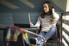 Junge Frau, Laptop, Balkon, Tasse Tee, Natur stockfoto Junge Frau, Laptop, Balkon, Tasse Tee, Natur stockfoto