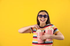Junge Frau mit Gläsern 3D und geschmackvollem Popcorn lizenzfreie stockfotografie Junge Frau mit Gläsern 3D und geschmackvollem Popcorn lizenzfreie stockfotografie