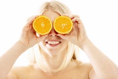 Junge Frau mit Hälften von Orangen, Nahaufnahme Lizenzfreie Stockfotos Junge Frau mit Hälften von Orangen, Nahaufnahme Lizenzfreie Stockfotos