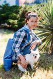 Junge Frau mit ihrem Chihuahuahund auf Weg stockfotos Junge Frau mit ihrem Chihuahuahund auf Weg stockfotos