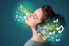 Junge Frau mit Kopfhörern hörend Musik lizenzfreies stockbild Junge Frau mit Kopfhörern hörend Musik lizenzfreies stockbild