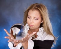 Junge Frau mit Kristallkugel. lizenzfreies stockfoto Junge Frau mit Kristallkugel. lizenzfreies stockfoto