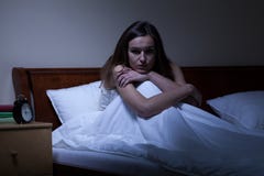 Junge Frau mit Schlaflosigkeit stockbild Junge Frau mit Schlaflosigkeit stockbild