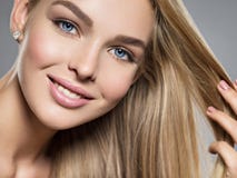 Junge Frau mit schönem Lächeln stockfotos Junge Frau mit schönem Lächeln stockfotos