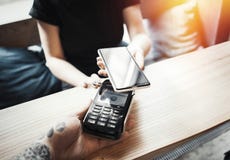 Junge Frau zahlt über Zahlungsanschluß und -Handy stockfotos Junge Frau zahlt über Zahlungsanschluß und -Handy stockfotos