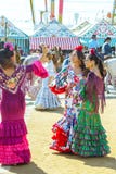 Junge Frauen kleideten in den bunten Kleidern beim Sevilla April Fair in Spanien an stockfotografie Junge Frauen kleideten in den bunten Kleidern beim Sevilla April Fair in Spanien an stockfotografie