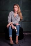 Junge gefährliche blonde Frau mit einem Gewehr lizenzfreie stockfotos Junge gefährliche blonde Frau mit einem Gewehr lizenzfreie stockfotos