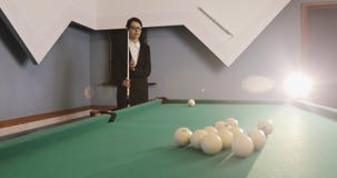 Junge Geschäftsfrau in den Gläsern und in der Klage lernt, russisches Billard zu spielen stock footage Junge Geschäftsfrau in den Gläsern und in der Klage lernt, russisches Billard zu spielen stock footage