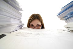 Junge Geschäftsfrau, die in der Schreibarbeit ertrinkt stockfotografie Junge Geschäftsfrau, die in der Schreibarbeit ertrinkt stockfotografie