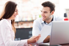Geschäftsleute, die Laptop am Café verwenden stockfoto Geschäftsleute, die Laptop am Café verwenden stockfoto