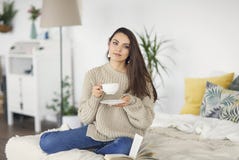 Junge gl?ckliche brunette Frau mit Buch lizenzfreie stockfotografie Junge gl?ckliche brunette Frau mit Buch lizenzfreie stockfotografie