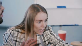 Junge glückliche betonte überzeugte europäische Geschäftsfrau, welche die Arbeit, argumentierend mit Kollegen am BüroVersamm stock video footage Junge glückliche betonte überzeugte europäische Geschäftsfrau, welche die Arbeit, argumentierend mit Kollegen am BüroVersamm stock video footage