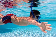Junge im Maskentauchen im Swimmingpool stockbilder Junge im Maskentauchen im Swimmingpool stockbilder
