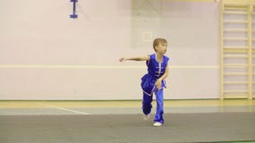 Junge im nationalen chinesischen Kleid übt Kung Fu-wushu tai-Chi Nanquan-Form stock video Junge im nationalen chinesischen Kleid übt Kung Fu-wushu tai-Chi Nanquan-Form stock video