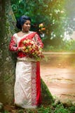 Junge indische Braut Typischer indischer Brautkleiderfrauen Saree stockfotografie Junge indische Braut Typischer indischer Brautkleiderfrauen Saree stockfotografie