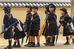 Junge japanische Schüler lizenzfreie stockbilder Junge japanische Schüler lizenzfreie stockbilder