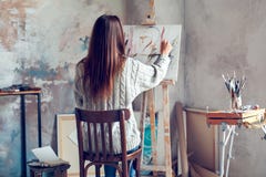Junge Künstlerin, die zu Hause kreative Person malt lizenzfreies stockbild Junge Künstlerin, die zu Hause kreative Person malt lizenzfreies stockbild
