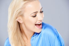 Junge lachende Frau, wie sie unten schaut stockbild Junge lachende Frau, wie sie unten schaut stockbild