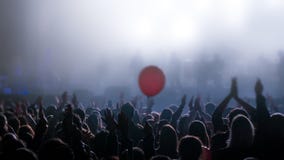 Junge Leute mit den Händen in der Luft während des Rockkonzerts silhouettiert gegen helle Lichter lizenzfreies stockfoto Junge Leute mit den Händen in der Luft während des Rockkonzerts silhouettiert gegen helle Lichter lizenzfreies stockfoto