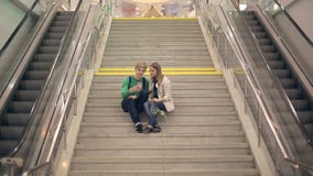 Junge liebevolle Paare nehmen das selfie, das auf den Schritten des Colleges sitzt stock footage Junge liebevolle Paare nehmen das selfie, das auf den Schritten des Colleges sitzt stock footage
