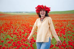 Junge lächelnde Frau auf dem Mohnblumegebiet lizenzfreie stockfotos Junge lächelnde Frau auf dem Mohnblumegebiet lizenzfreie stockfotos