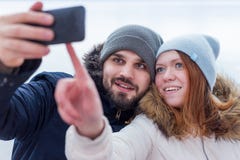 Junge lächelnde Paare von den Wanderern, die ein selfie nehmen lizenzfreies stockfoto Junge lächelnde Paare von den Wanderern, die ein selfie nehmen lizenzfreies stockfoto