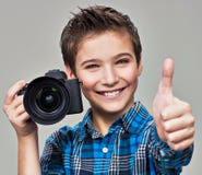 Junge mit der Kamera, die Fotos macht Lizenzfreie Stockbilder Junge mit der Kamera, die Fotos macht Lizenzfreie Stockbilder