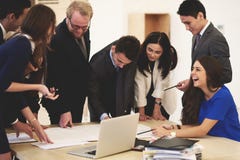Junge multi Ethnie intelligente Ingenieure, die Pläne während der Sitzung im modernen Büroinnenraum wiederholen stockbild Junge multi Ethnie intelligente Ingenieure, die Pläne während der Sitzung im modernen Büroinnenraum wiederholen stockbild