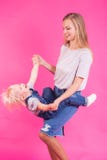 Junge Mutter und Tochter, die Spaß zusammen auf rosa Hintergrund hat stockfotos Junge Mutter und Tochter, die Spaß zusammen auf rosa Hintergrund hat stockfotos