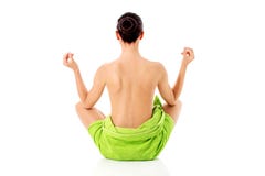 Junge nackte Frau mit dem übenden Yoga des Tuches, lokalisiert auf Weiß lizenzfreie stockfotografie Junge nackte Frau mit dem übenden Yoga des Tuches, lokalisiert auf Weiß lizenzfreie stockfotografie