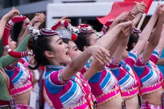 Junge nette chinesische Mädchen tanzen Volkstanz und singen ein Lied in den traditionellen Kostümen lizenzfreies stockbild Junge nette chinesische Mädchen tanzen Volkstanz und singen ein Lied in den traditionellen Kostümen lizenzfreies stockbild
