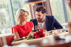 Junge Paare auf Datum im sitzenden trinkenden Weinbeifall des Restaurants, der einander zart betrachtet stockfoto Junge Paare auf Datum im sitzenden trinkenden Weinbeifall des Restaurants, der einander zart betrachtet stockfoto