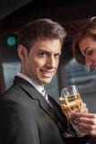 Junge Paare in der Liebe, die einen Toast macht Stockfotografie Junge Paare in der Liebe, die einen Toast macht Stockfotografie