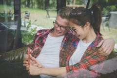 Junge Paare in der Liebe lächeln u. betrachten intelligentes Telefon Kaukasischer Mann lizenzfreie stockfotografie Junge Paare in der Liebe lächeln u. betrachten intelligentes Telefon Kaukasischer Mann lizenzfreie stockfotografie