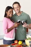Junge Paare, die Glas Wein in der Küche genießen Stockfoto Junge Paare, die Glas Wein in der Küche genießen Stockfoto