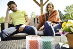Junge Paare, die Heiratprobleme und -c$kämpfen haben lizenzfreies stockbild Junge Paare, die Heiratprobleme und -c$kämpfen haben lizenzfreies stockbild