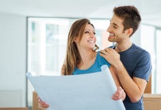 Junge Paare, die ihr neues Haus planen stockfotos Junge Paare, die ihr neues Haus planen stockfotos