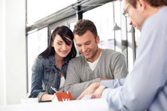 Junge Paare, die neues Haus kaufen stockfotografie Junge Paare, die neues Haus kaufen stockfotografie