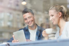 Junge Paare unter Verwendung des Laptops am Café lizenzfreies stockfoto Junge Paare unter Verwendung des Laptops am Café lizenzfreies stockfoto