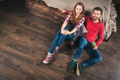 Junge Paare zu Hause lizenzfreie stockfotografie Junge Paare zu Hause lizenzfreie stockfotografie