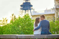 Junge romantische Paare in Paris stockfotos Junge romantische Paare in Paris stockfotos
