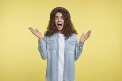 Junge schreiende und überraschte brunette Frau mit dem gelockten Haar und dem Hut, glücklich über das neue Geschenk, lokalisiert lizenzfreie stockbilder Junge schreiende und überraschte brunette Frau mit dem gelockten Haar und dem Hut, glücklich über das neue Geschenk, lokalisiert lizenzfreie stockbilder