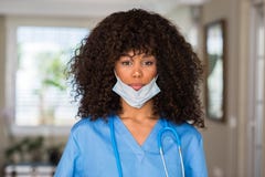 Junge schöne Afroamerikanerfrau mit medizinischer Kleidung stockfotos Junge schöne Afroamerikanerfrau mit medizinischer Kleidung stockfotos