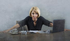 Junge schöne betonte und gestörte Blondine, die mit der Laptop-Computer glaubt ermüdet überwältigt durch die Schreibarbeit schaut lizenzfreie stockfotos Junge schöne betonte und gestörte Blondine, die mit der Laptop-Computer glaubt ermüdet überwältigt durch die Schreibarbeit schaut lizenzfreie stockfotos
