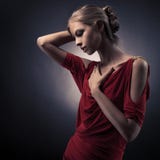 Junge schöne Frau im roten Kleid auf der Dunkelheit lizenzfreies stockfoto Junge schöne Frau im roten Kleid auf der Dunkelheit lizenzfreies stockfoto