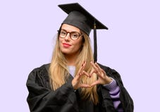 Junge schöne graduierte Studentin stockfotos Junge schöne graduierte Studentin stockfotos